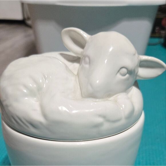 White dolomite Dish with Lamb Shaped Lid - Picture 3 of 7
